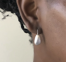 Load image into Gallery viewer, Sterling Silver Pebble drop earrings